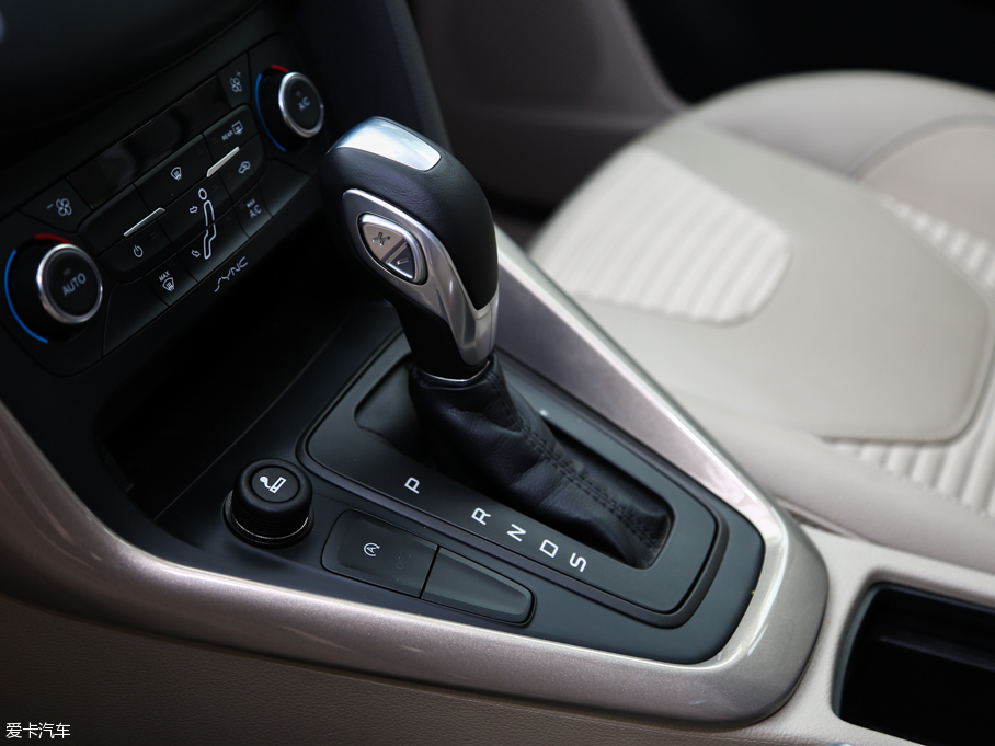 長(zhǎng)安福特2015款新福克斯兩廂