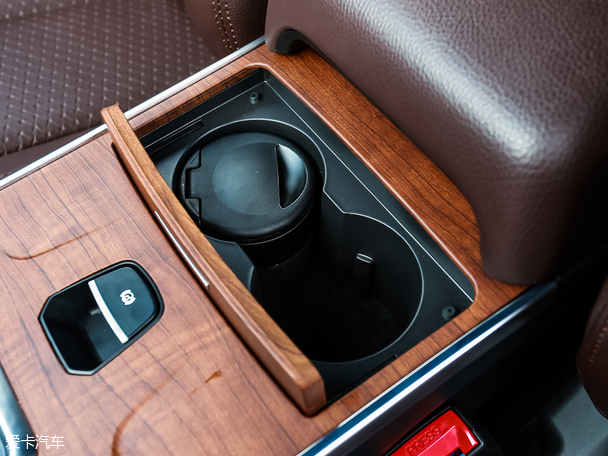 陸風(fēng)汽車2015款陸風(fēng)X7