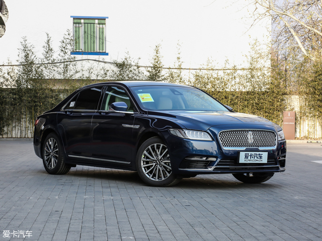 这台由奇瑞子品牌开瑞所打造出的7座SUV,外观设计上十分成熟,但仍然看得出奇瑞品牌设计理念的影子,相比去年上市的开瑞K50,K60更多地采用了符合年轻消费者审美的细节设计。与奇瑞瑞虎7那全新家族式全脸如出一辙的飞翼式中网设计,让开瑞K60获得了既简约又不失时尚的外观设计。 开瑞新一代牛角家族的中网造型与大面积蜂窝状进气格栅的设计,让前脸看上去有着极强的整体感。鹰眼造型的仿生学元素也同样被运用至大灯上,造型中融入LED日间行车灯,为前脸增添了不少“犀利”的神韵。此外,实拍车型还
