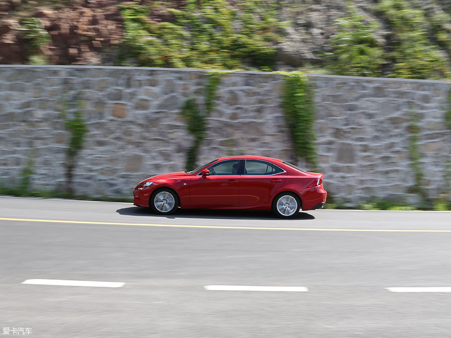 捷豹XE對比雷克薩斯IS