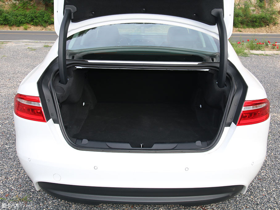 捷豹XE對比雷克薩斯IS