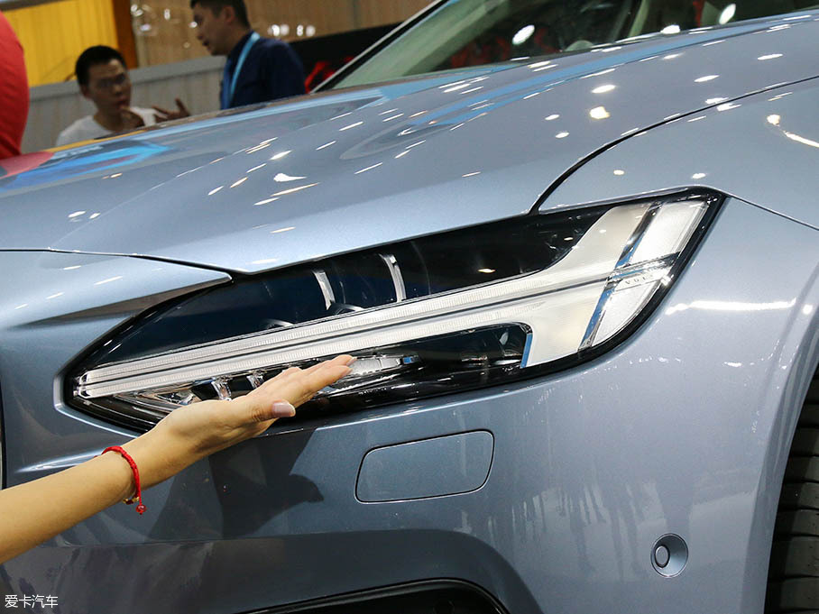 御姐變身老板 對比三款豪華商務車