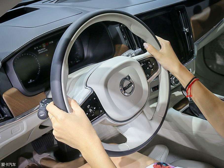 御姐變身老板 對比三款豪華商務車