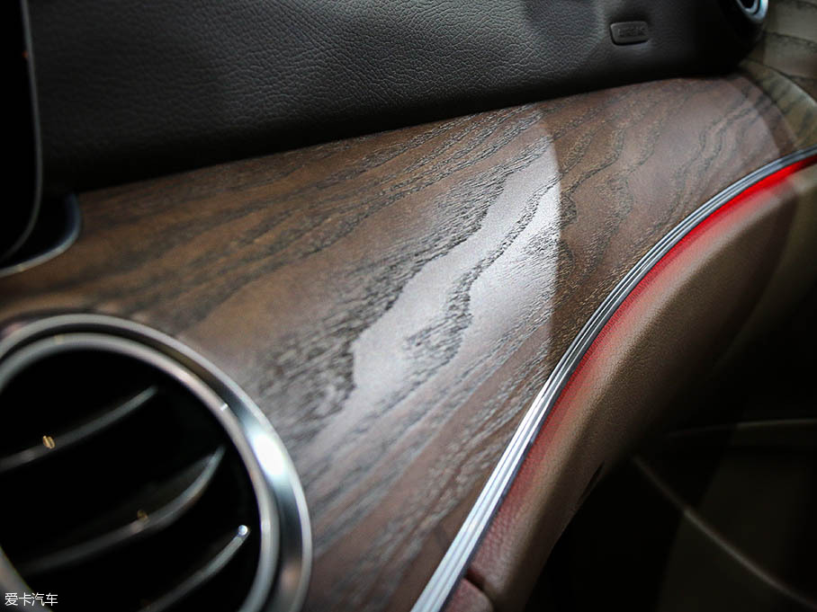 御姐變身老板 對比三款豪華商務車