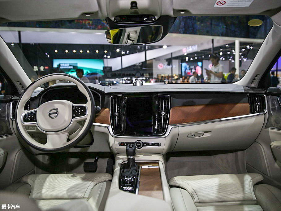 御姐變身老板 對比三款豪華商務車