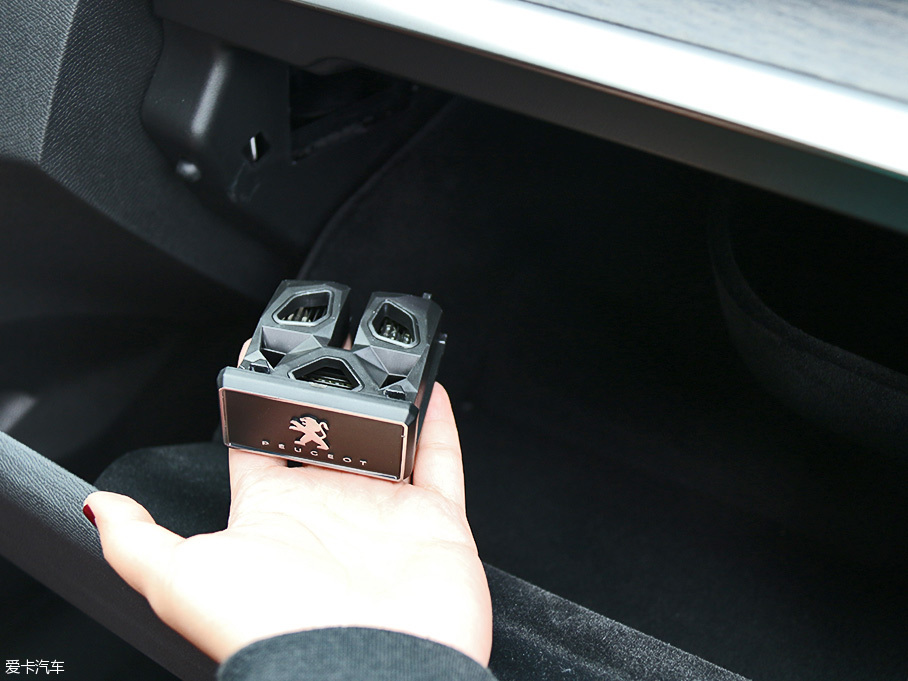 大寫(xiě)加粗的炫酷 愛(ài)卡實(shí)拍東風(fēng)標(biāo)致4008