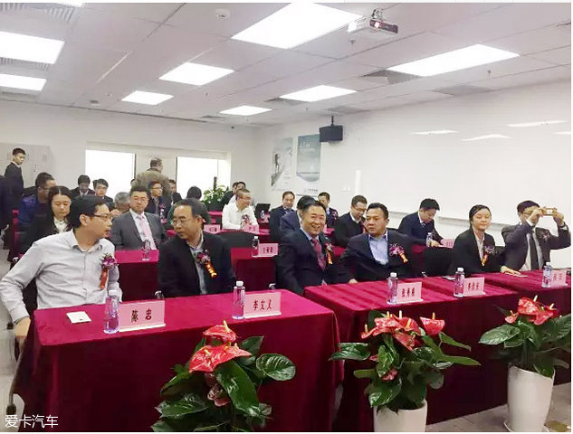华泰汽车金融乔迁庆典仪式 华泰控股集团总裁胡新文在庆典现场也对华泰汽车金融乔迁新址表示祝贺,并对华泰汽车金融顺应潮流、以崭新斗志投入到产融结合的汽车金融领域蓝海表示了期待。胡总指出,现代公司治理创新和母子集团的管控创新,大力激发了华泰汽车金融的生命活力,且有利于华泰汽车金融充分利用资源优势,更好地为汽车厂家、经销商和终端消费者提供高效便捷、持续稳健的资金支持和金融服务。 华泰汽车金融有限公司董事长张智铭最后致辞,在分析了中国汽车产业的高速发展和国民汽车消费理念的转变,对汽车金融服务、特别是民营汽车
