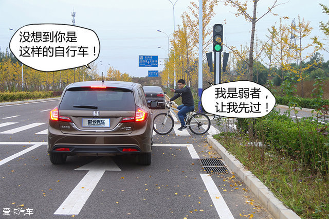 突然出现的机动车并没有吓退小杨,他习惯性地伸出手准备拦车.-作高清图片