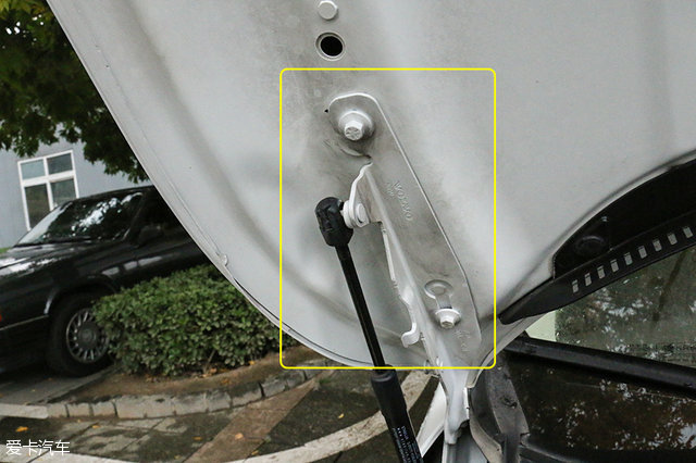 检查发动机盖铰链处的螺栓是否存在拧动的痕迹.