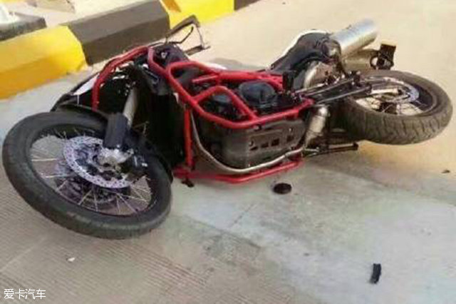 张小光骑的摩托车被砸倒在地.