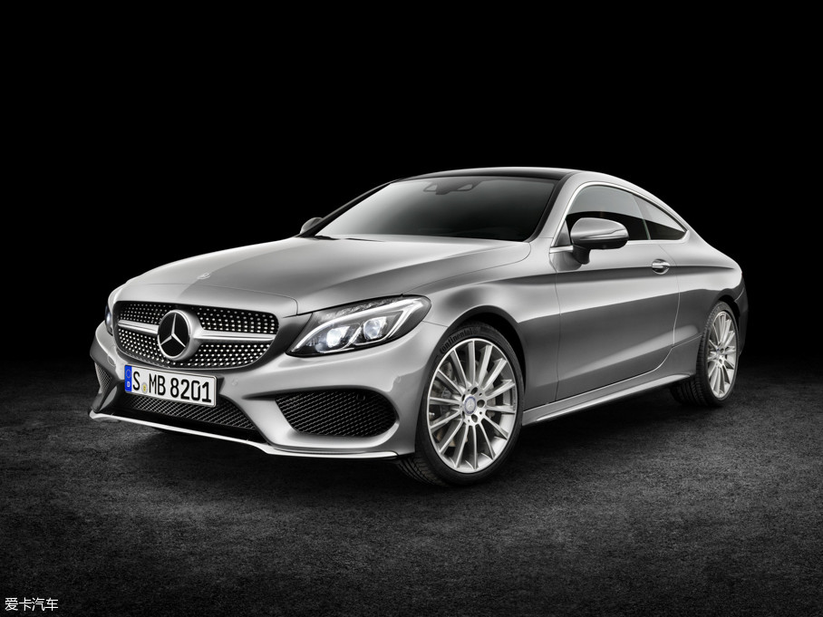 日前,有海外媒体发布了一组奔驰全新c级coupe四门版车型的效果图,新车