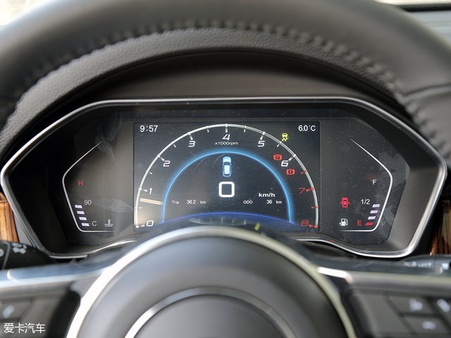 与之相比,传统的三炮筒式仪表盘好像更加合适.