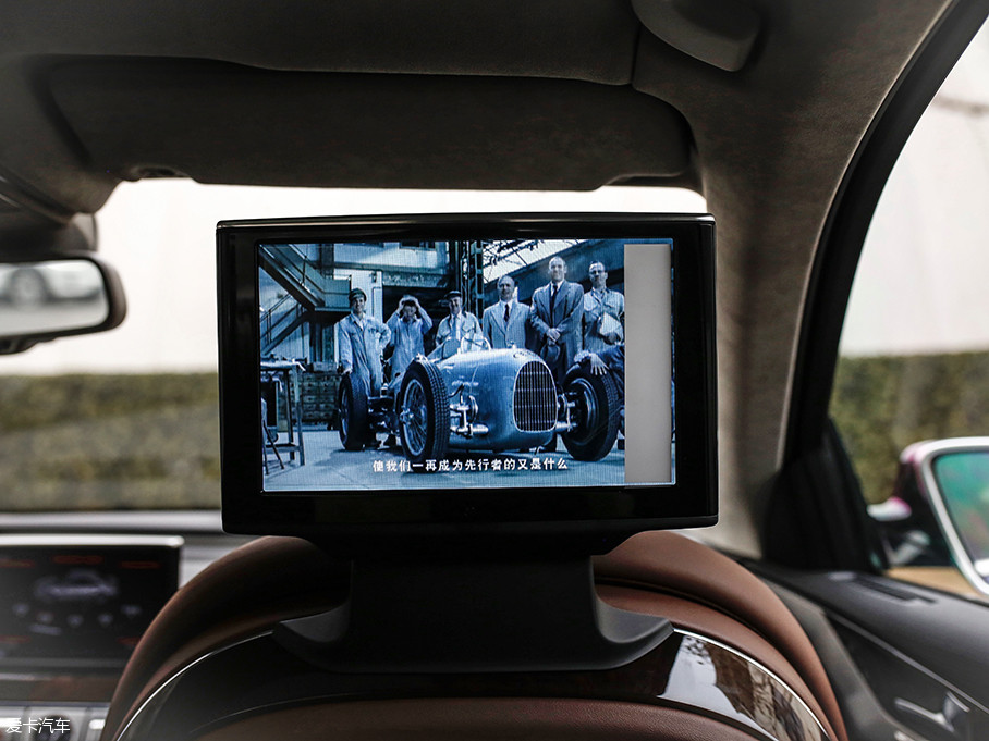 后排的大屏幕可以满足乘客休息娱乐的需求,让后排乘客专享受私人影院.