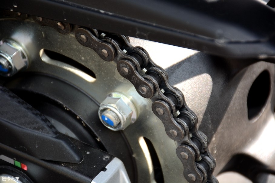 did链条是日系车的标配,新款cbr500r使用了520v0规格的油封链条,市场